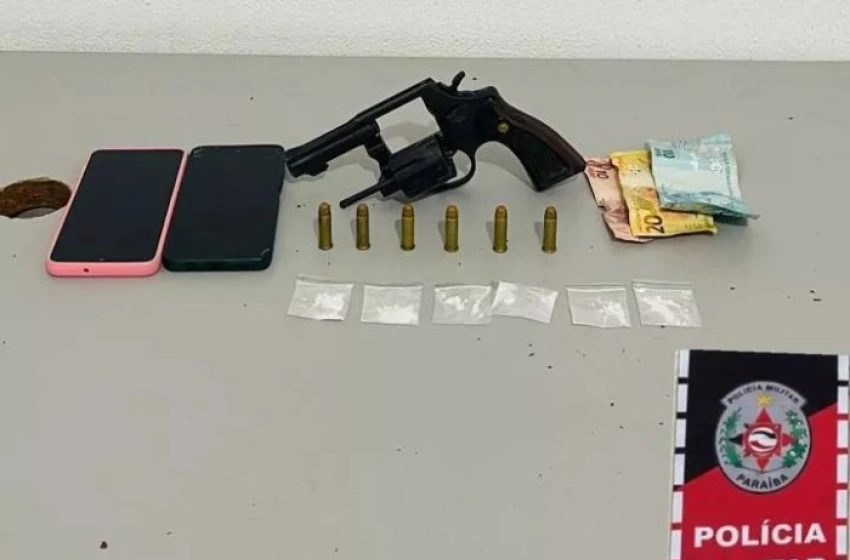 Imagem Armas, munições e drogas apreendidas em ação da PM