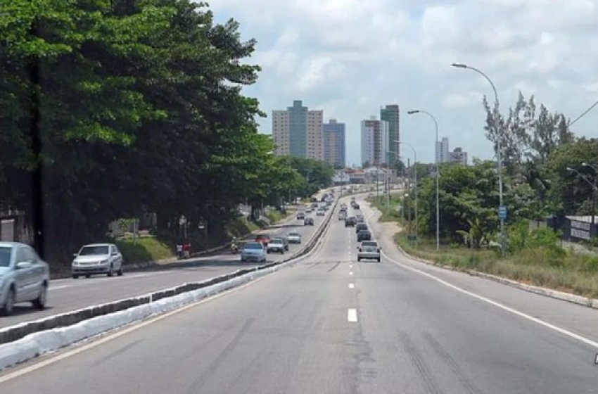 Imagem Trecho da rodovia BR-230, no município de Cabedelo