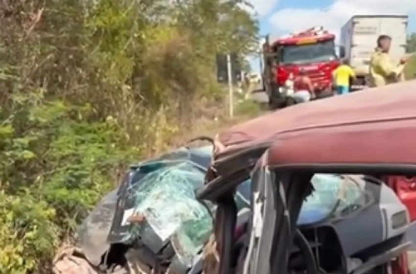 Imagem Colisão frontal entre carro e ônibus