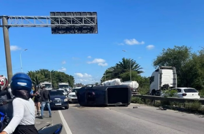 Imagem Capotamento de veículo em João Pessoa