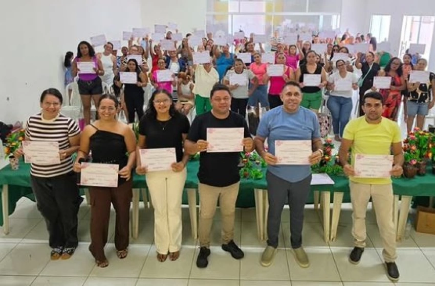 Imagem Entrega de certificados de curso de artesanato em Aparecida