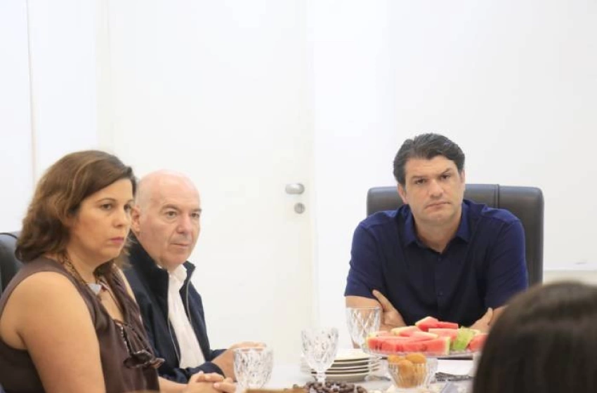 Imagem Leo Bezerra rem reunião com o representante português