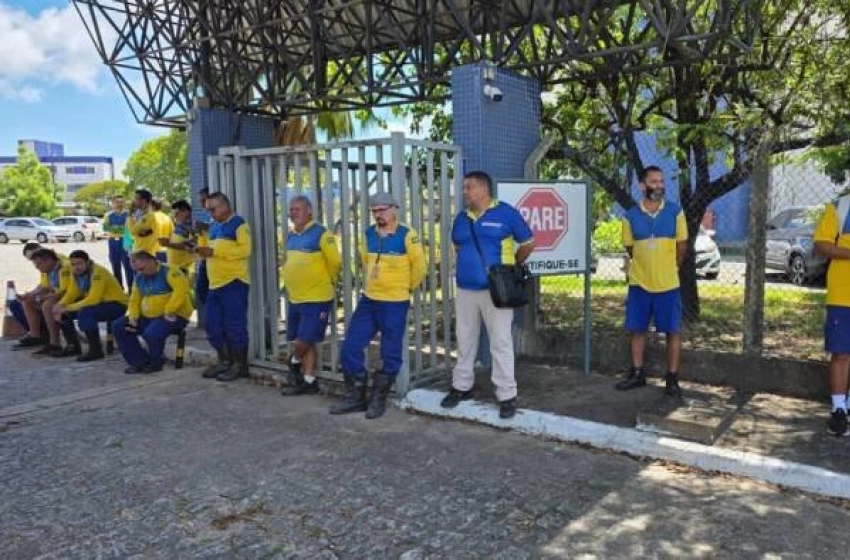 Imagem Carteiros em paralisação de atividades na Paraíba