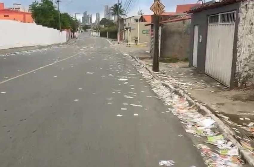 Imagem Derramamento de santinhos de candidatos