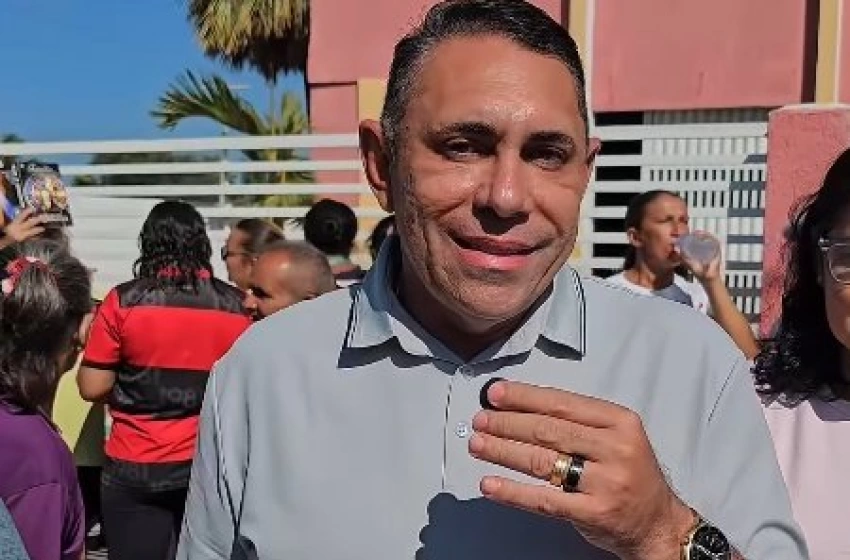 Imagem Prefeito de Aparecida João Neto durante entrega de alimentos do PAA 