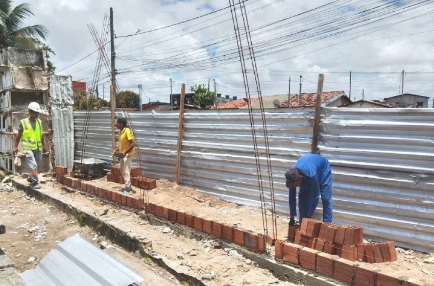 Imagem Reconstrução de um trecho do muro do Cemitério Cristo Redentor