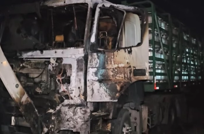 Imagem Caminhão incendiad