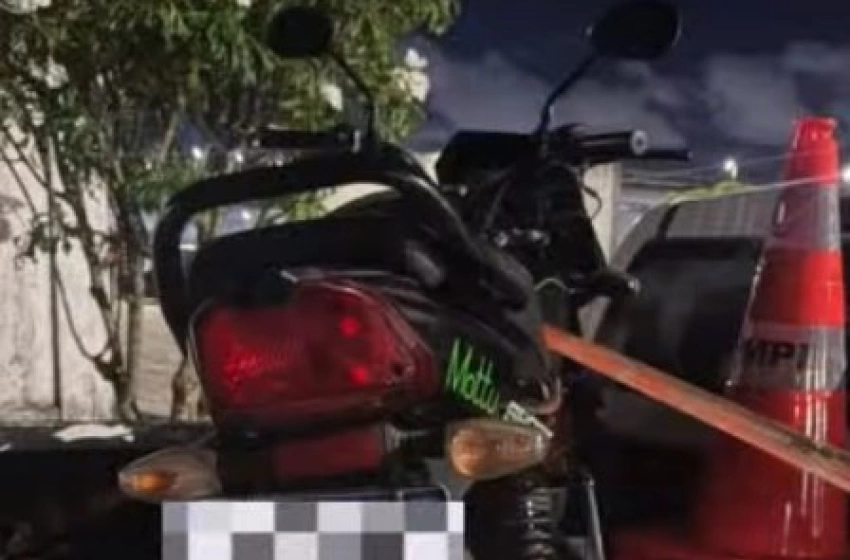 Imagem Motocicleta apreendida pelo Batalhão Especializado em Policiamento Turístico (BEPTur)