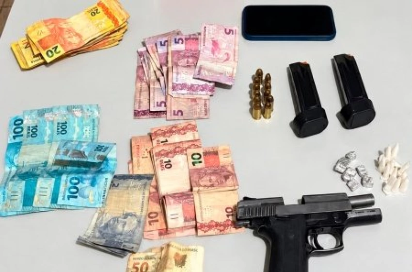 Imagem Arma e drogas apreendidas pela polícia militar 