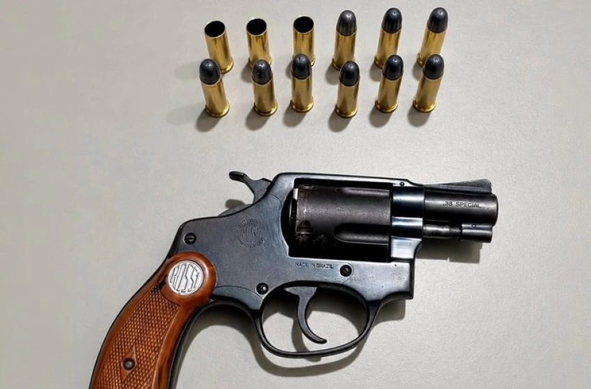 Imagem Arma de fogo apreendida pela polícia militar no município de Prata 