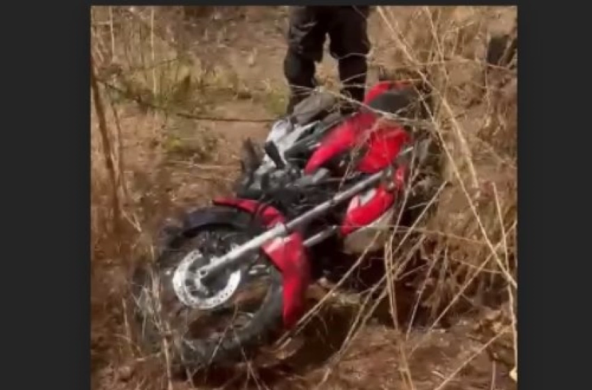 Imagem Motocicleta roubada escondida em matagal
