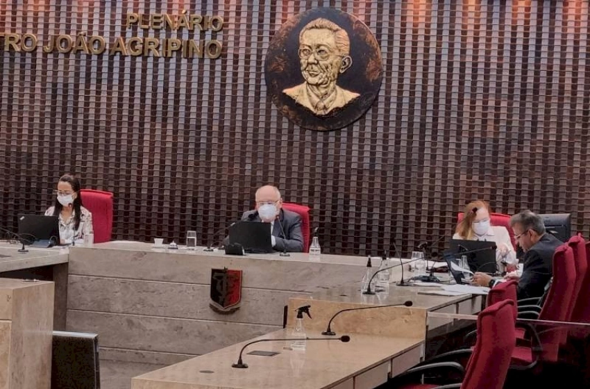 Imagem A Primeira Câmara do TCE realizou sua 2917ª sessão ordinária pela via remota e presencial com a participação dos conselheiros Antônio Nominando Diniz