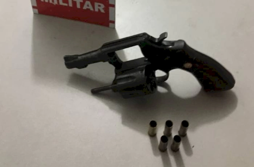 Imagem Arma e munições apreendidas pela PM