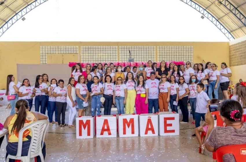 Imagem Prefeito Colorau ao lado de professores e mães durante evento