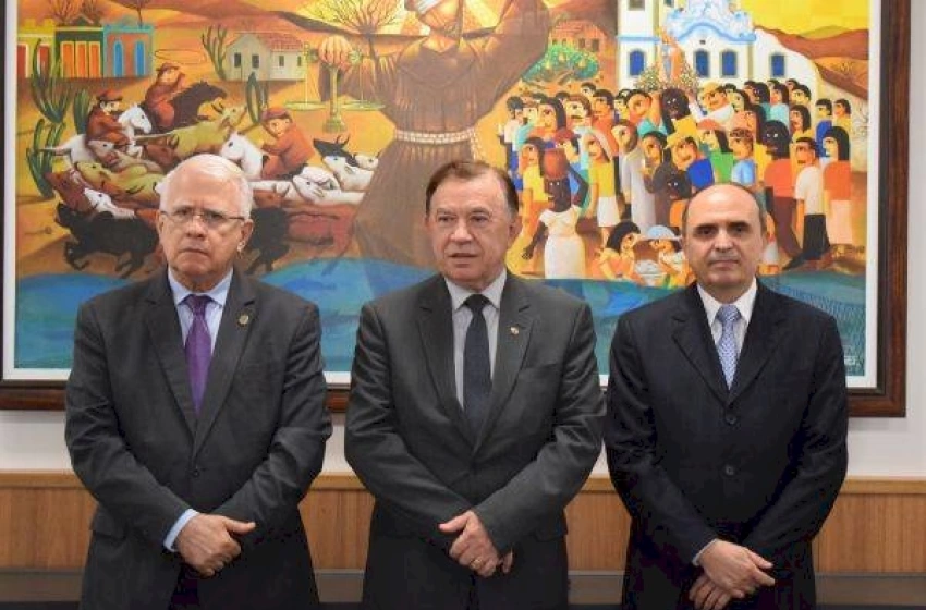 Imagem Des. Carlos Beltrão (C) com o corregedor e o presidente do TJRN