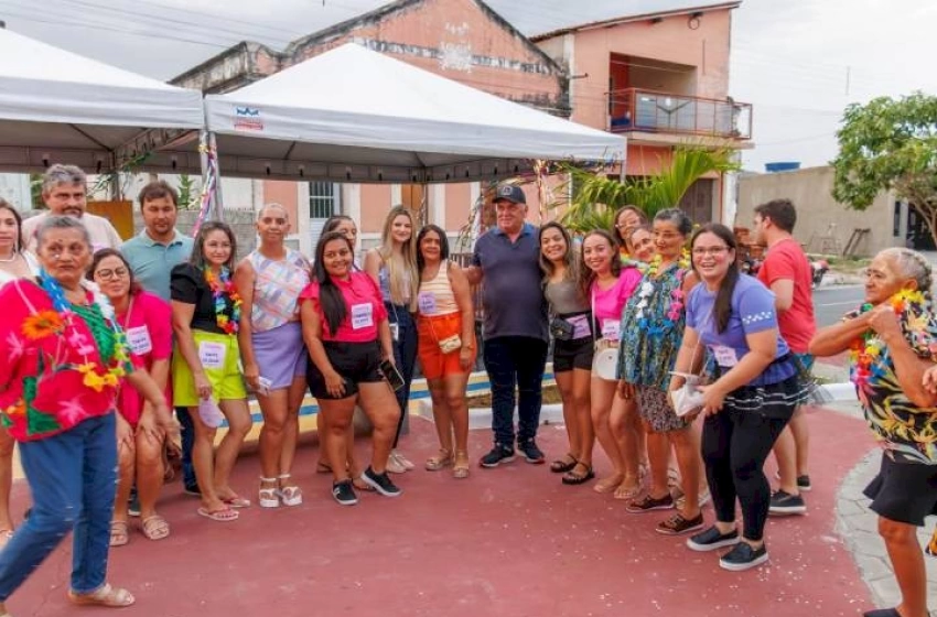 Imagem |Idosos animados durante o carnaval da Assistência Social