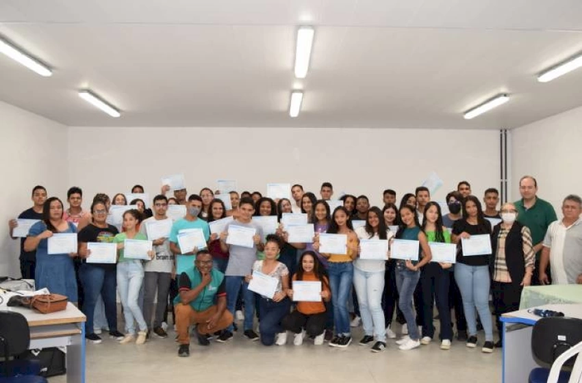 Imagem Concluintes recebem certificados de conclusão de curso oferecido em parceria entre o SESI e a empresa Rei de Ouro
