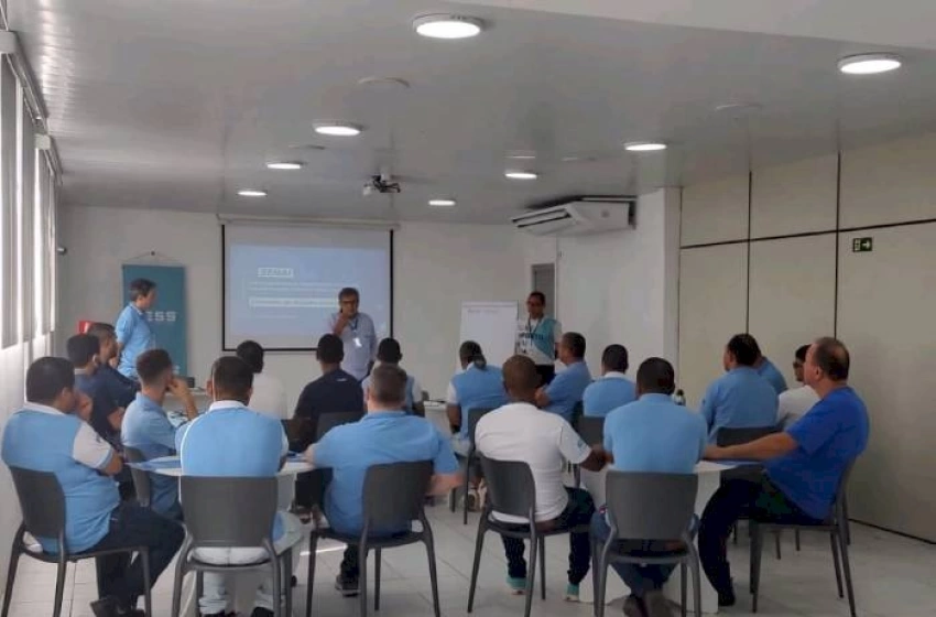 Imagem Grupo de 40 colaboradores da indústria de calçados Tess, localizada em Campina Grande