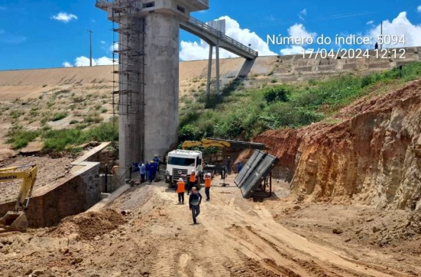 Imagem Técnicos do DNOCS colocando as comportas na Barragem do Engenheiro Ávidos