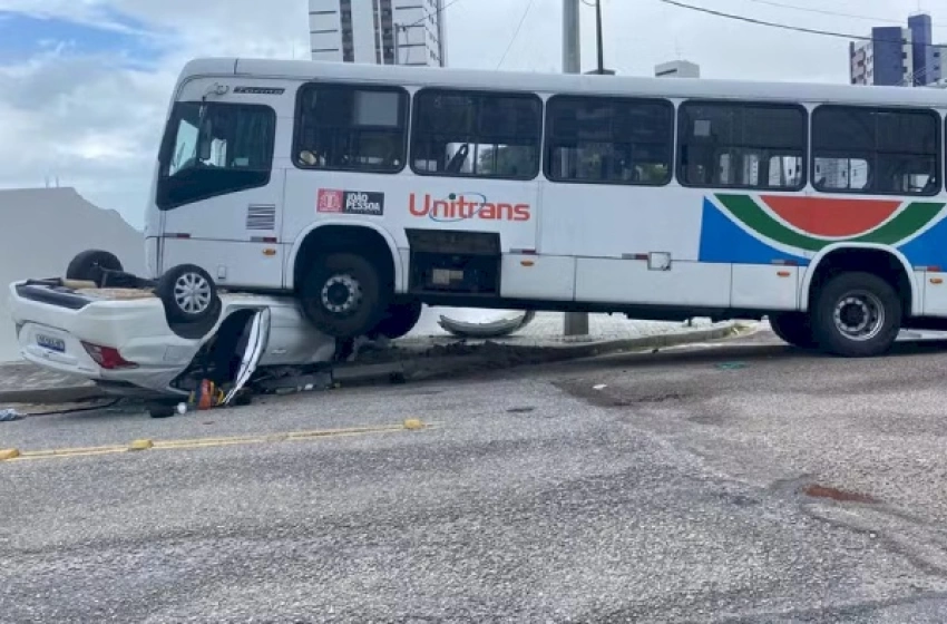 Imagem Acidente entre ônibus e carro em João Pessoa
