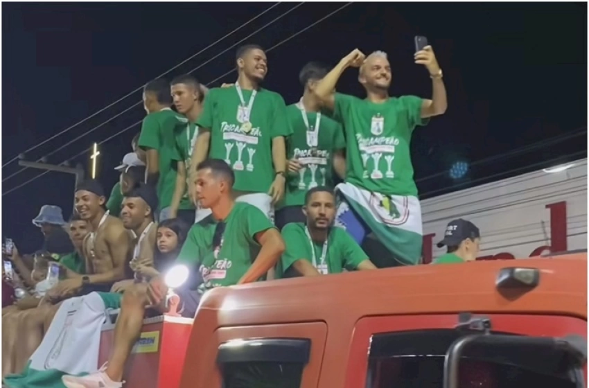 Imagem Festa após sagrar-se tri-campeão paraibano de futebol