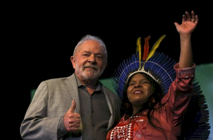 Imagem Presidente Luiz Inácio Lula da Silva, apresenta a Ministra dos povos Indígenas, Sônia Guajajarando 