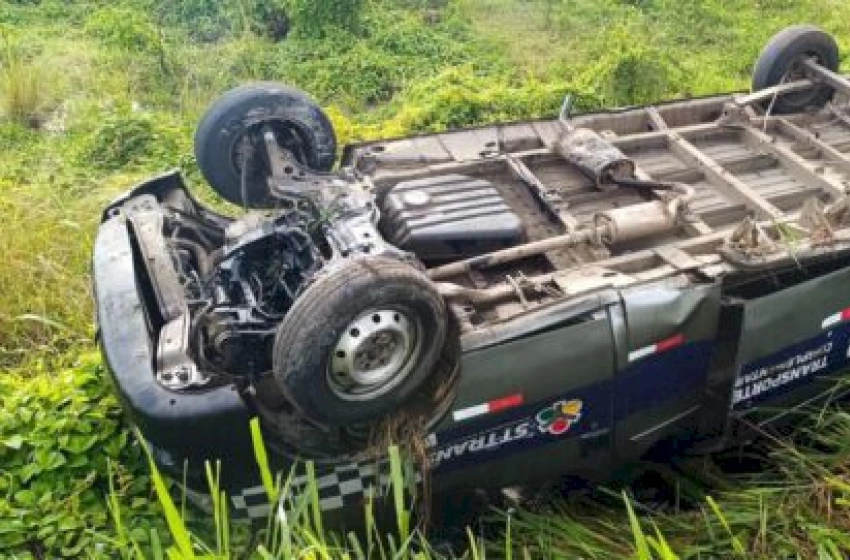 Imagem Capotamento de veículo com quatro pessoas feridas