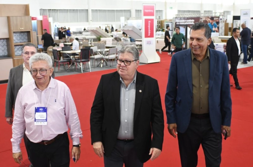 Imagem João Azevêdo prestigia a abertura do Salão Móvel Paraíba, no Centro de Convenções, reunindo fabricantes do setor moveleiro de 14 estados
