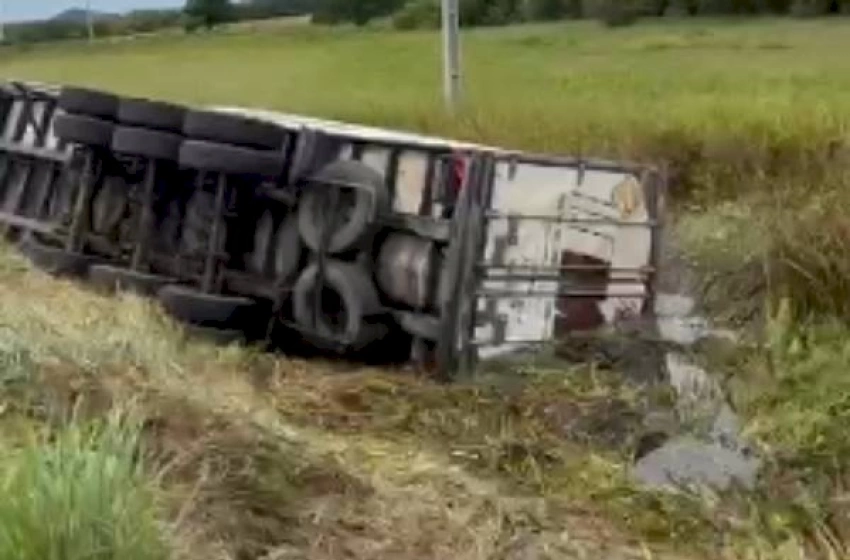 Imagem Carreta tombada em Rodovia na cidade de Uiraúna