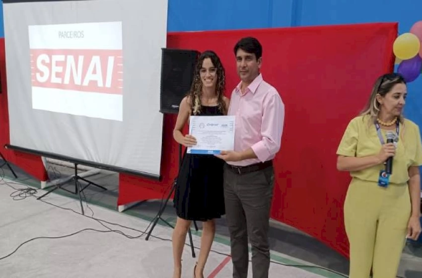 Imagem Euler Sales, diretor regional do SENAI da Paraíba, realiza entrega do certificado de conclusão