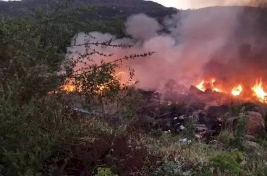 Imagem Caminhão pega fogo após tombar na Serra do Teixeira na Paraíba