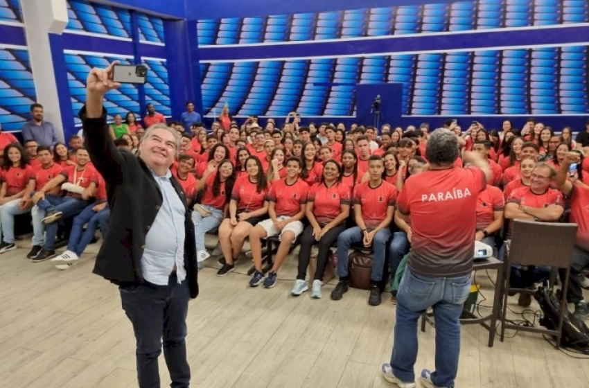 Imagem Equipe de atletas no Teatro Master recebendo homenagem 