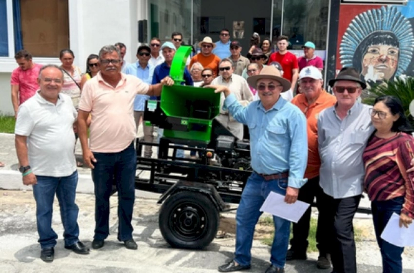 Imagem Máquina de silagem, adquirida através da emenda impositiva do vereador Zé Buriti