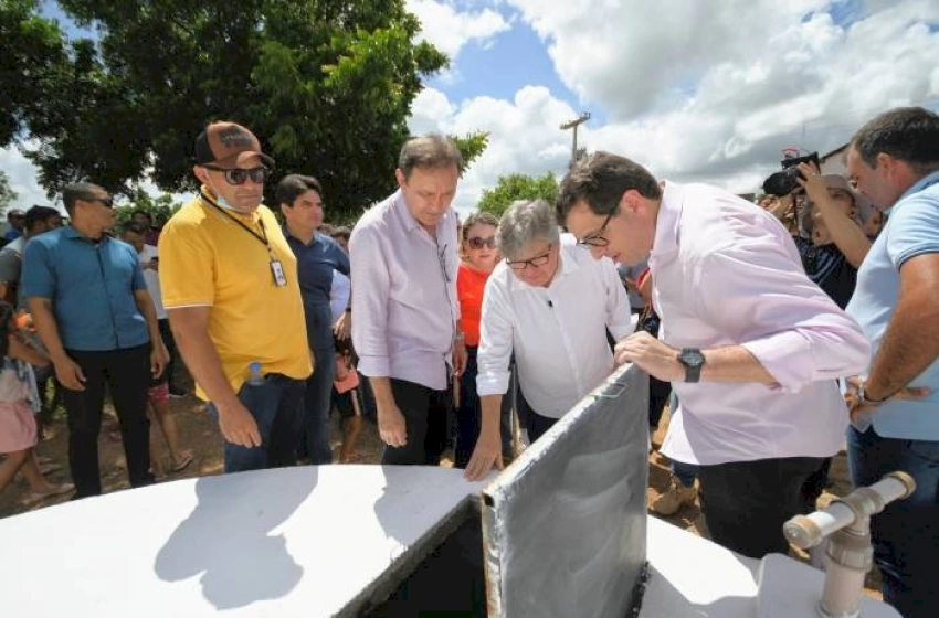 Imagem Entrega cisternas, ônibus escolar e obras da Educação