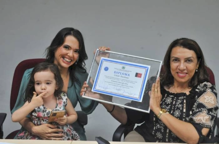 Imagem Entrega de título cidadã paraibana à defensora pública Fernanda Peres da Silva