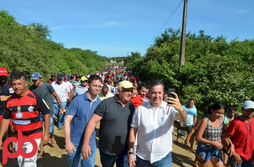 Imagem Prefeito Colorau, ao lado do vice-prefeito, e do Deputado Júnior Araújo