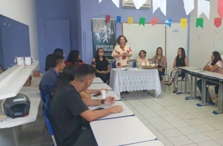 Imagem Entrega dos certificados aos alunos dos cursos profissionalizantes de Atendente de Farmácia e Cuidador de Idosos