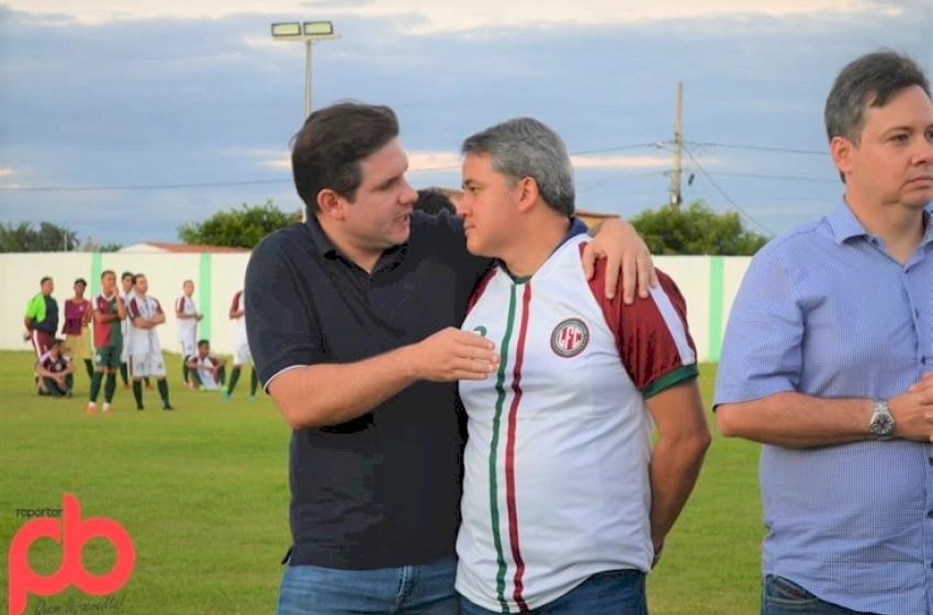 Imagem Hugo Motta conversa com Efraim Morais durante evento de emancipação do Lastro