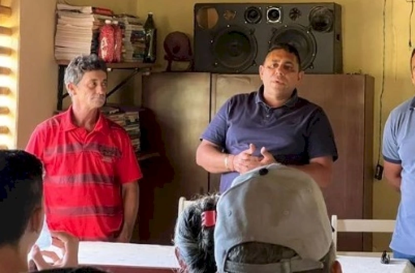 Imagem João Neto, João Pereira em reunião na comunidade de Duas Lagoas 