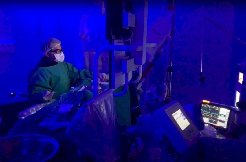 Imagem Técnica inovadora para tratamento de malformação arteriovenosa cerebral 