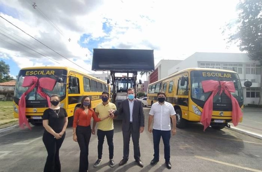 Imagem Ônibus e Retroescavadeira