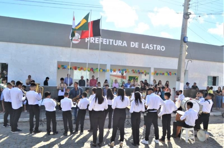 Imagem Solenidade do hasteamento dos pavilhões: Nacional, Municipal, e Estadual em frente a Prefeitura