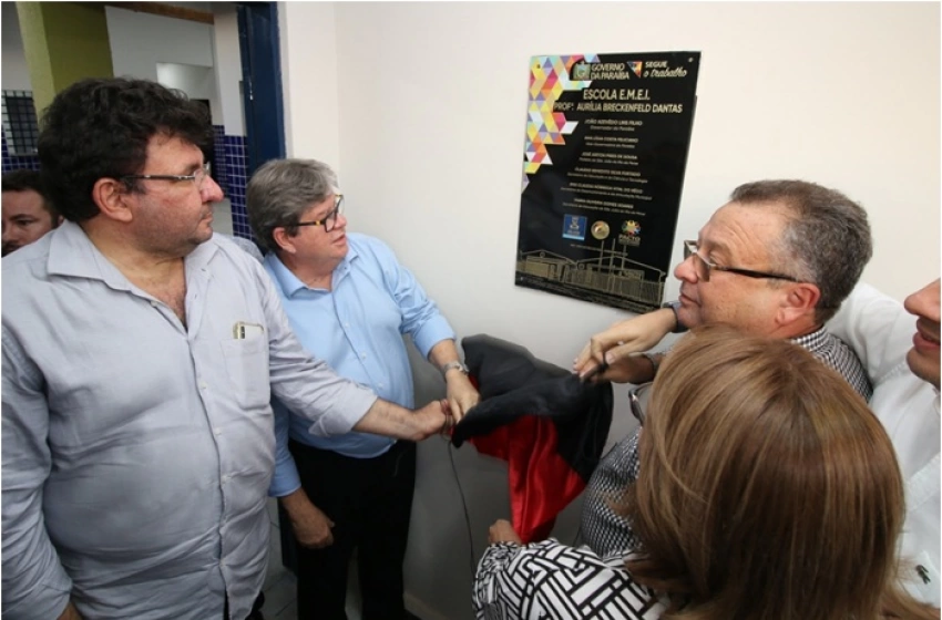 Imagem Entrega de Escola