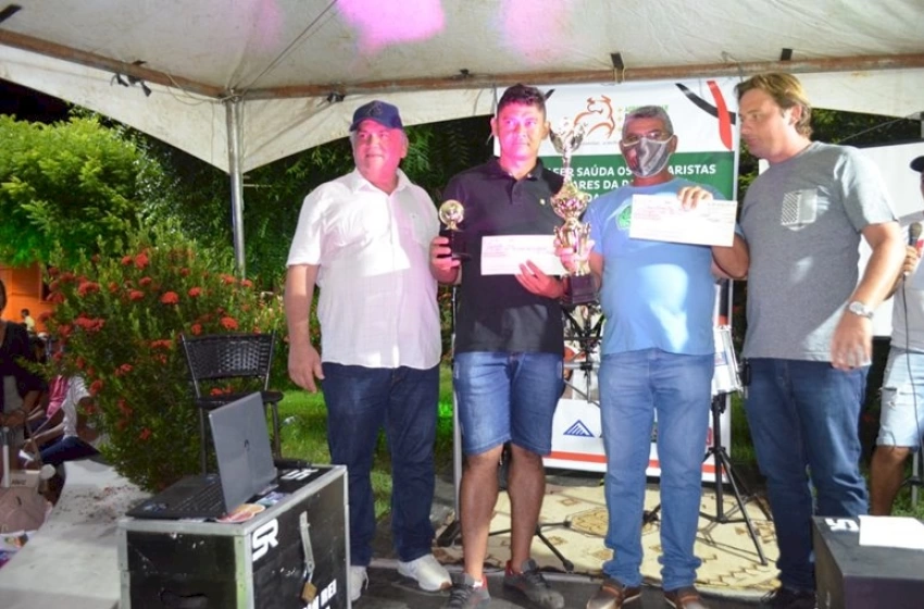 Imagem Prefeito Colorau entrega a premiação aos Vencedores