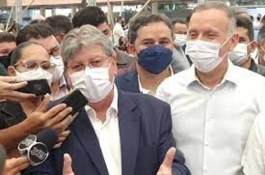 Imagem Govenador João Azevedo ladeado de Aguinaldo, aos fundos, o olhar de Efraim Filho