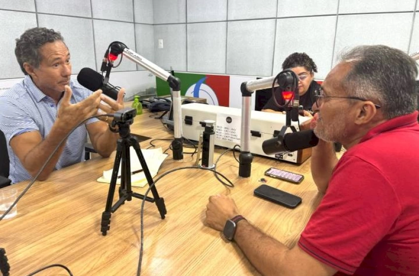 Imagem Dr. Gilberto Gomes Sarmento na bancada do REPORTERPB no Rádio