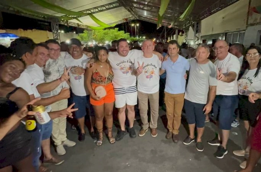 Imagem Heron Cid ao lado de Júnior do Peixe, Zé de Pedrinho e Lideranças no carnaval da ressaca em Marizópolis