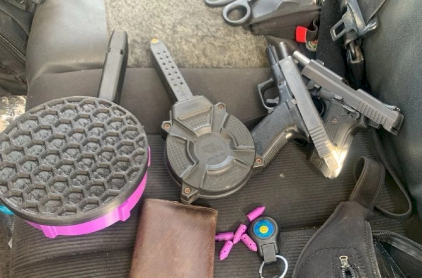 Imagem Polícia apreende duas pistolas com carregadores alongados