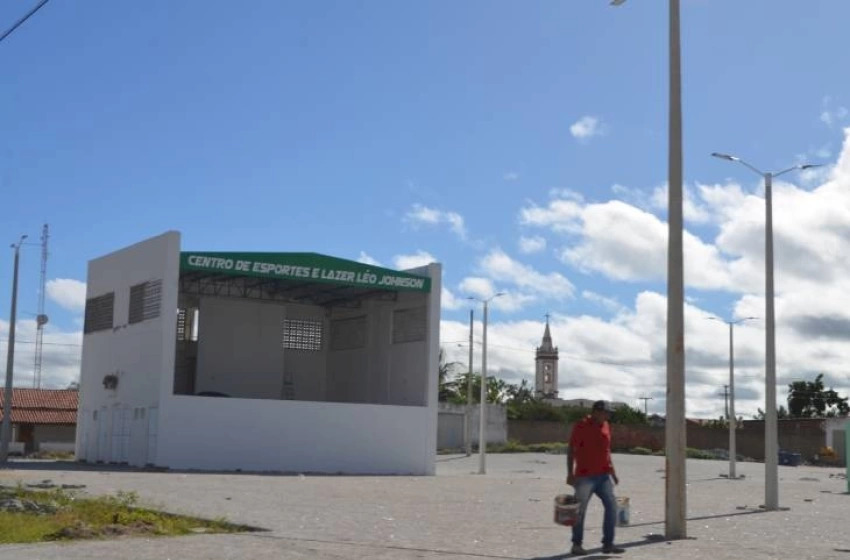Imagem Praça de Evento Leonard Johnson sendo concluída para inauguração
