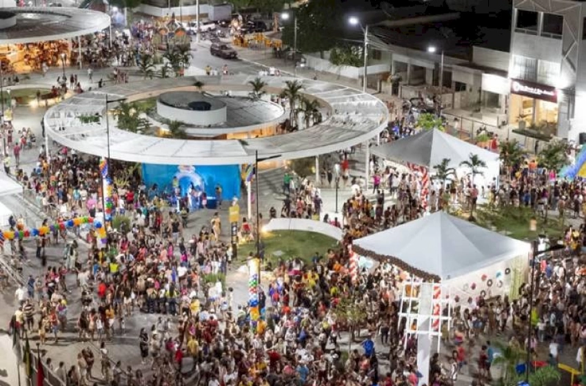 Imagem Dia das Crianças com multidão na Praça Central